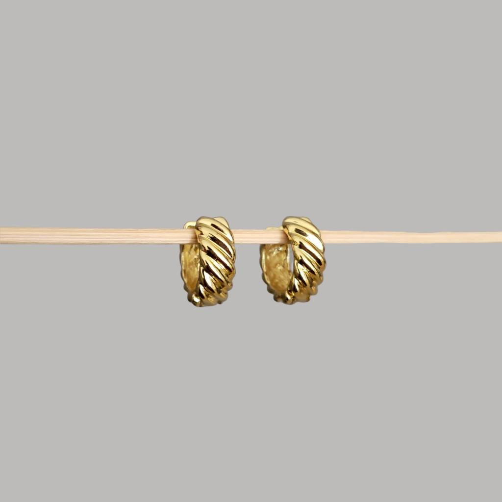 ARGOLLAS CHUNKY DE LÍNEAS DORADAS
