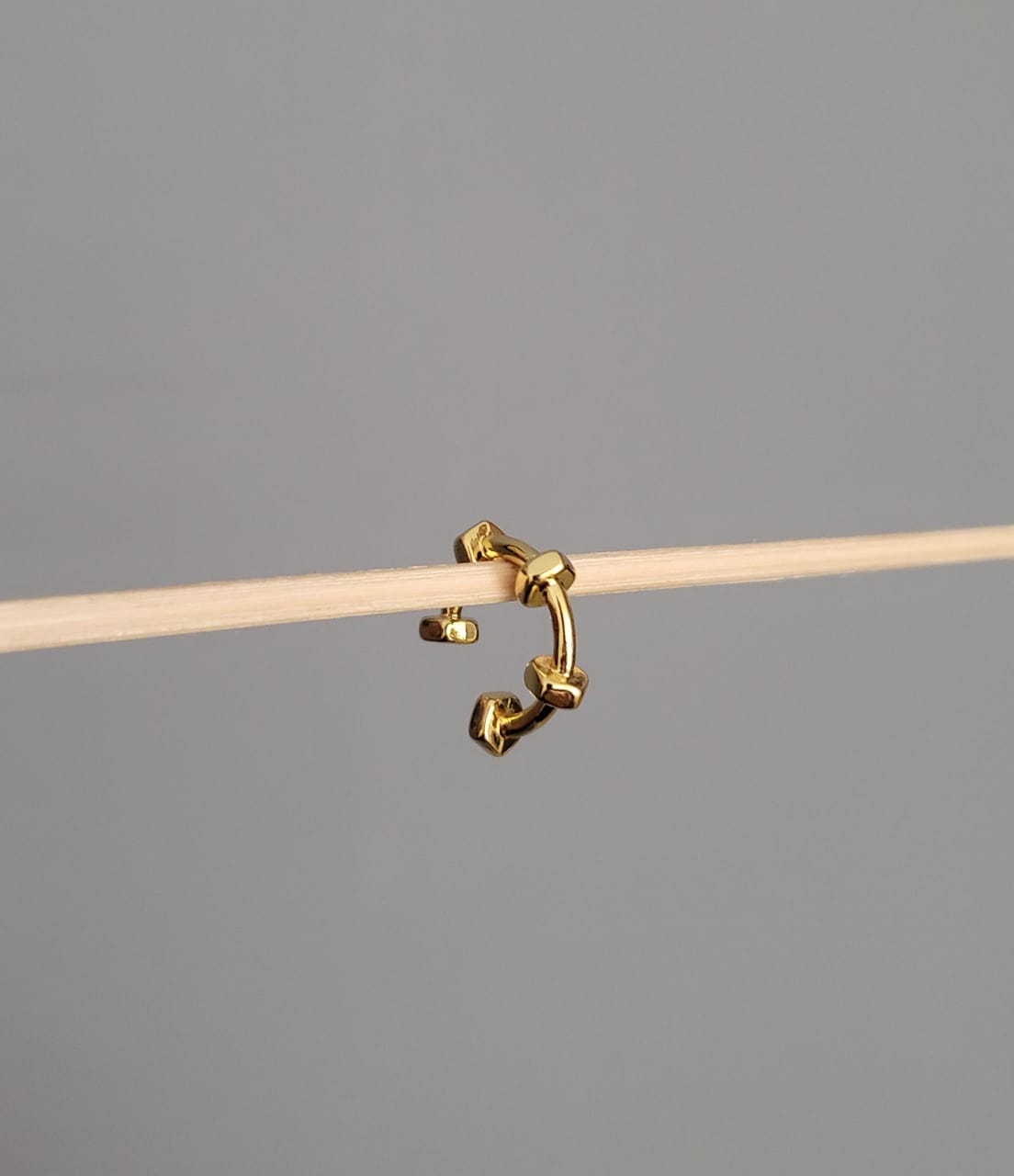 EARCUFF DORADO TUERCAS