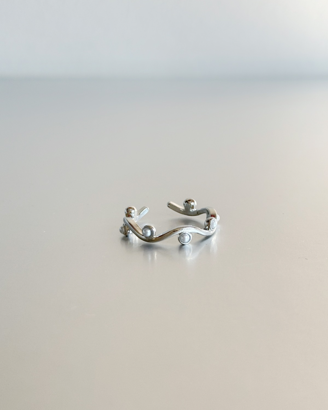 ANILLO PLATEADO ONDULADO PERLA