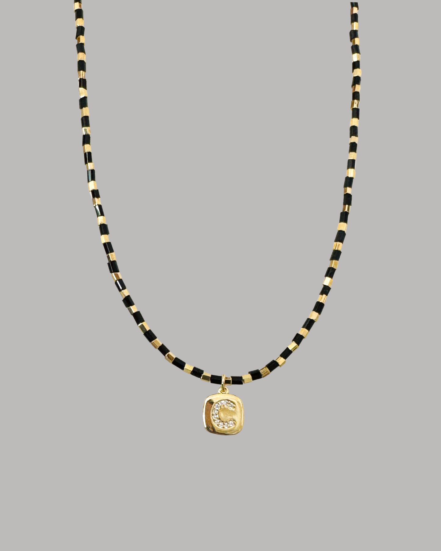 COLLAR NEGRO CON INICIAL