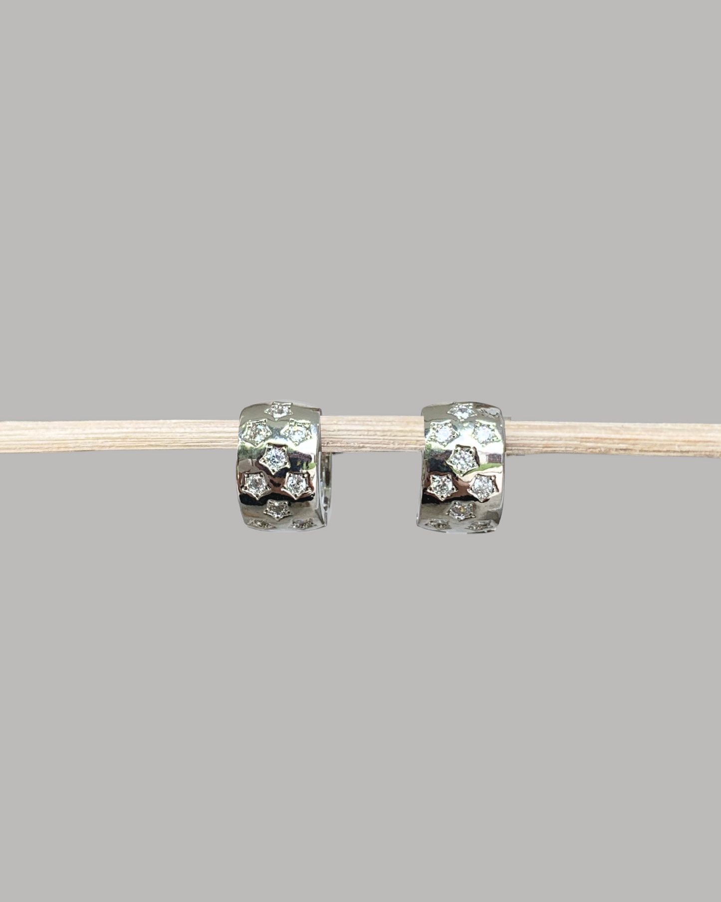ARGOLLAS CIRCONES DE ESTRELLAS PLATEADOS
