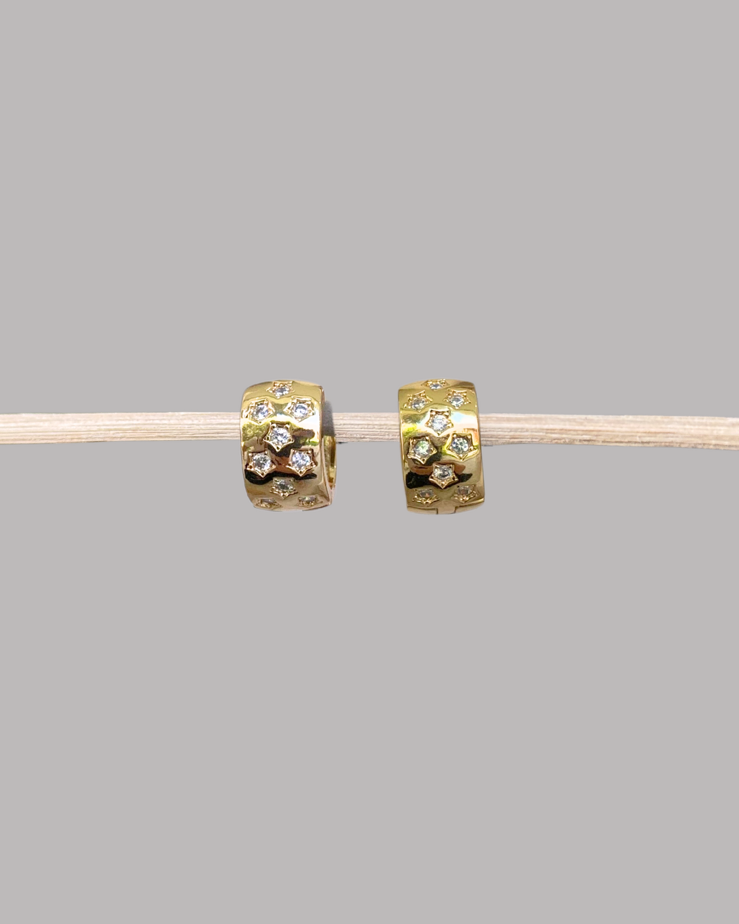 ARGOLLAS CIRCONES DE ESTRELLAS DORADAS
