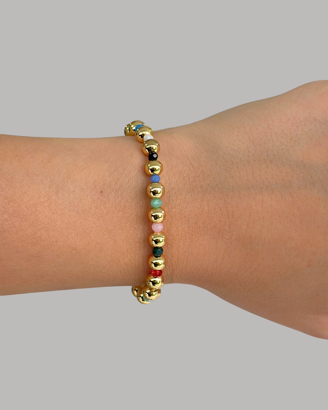 PULSERA DE BALINES DORADOS Y COLORES