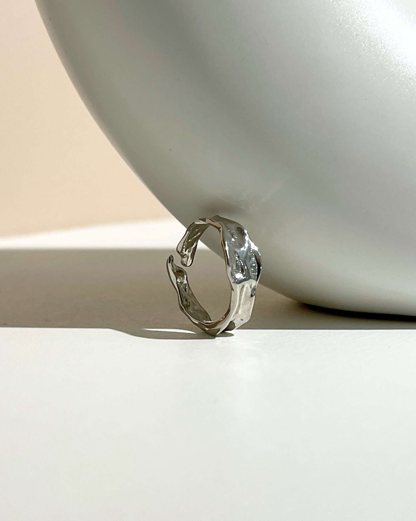 ANILLO IRREGULAR PLATEADO
