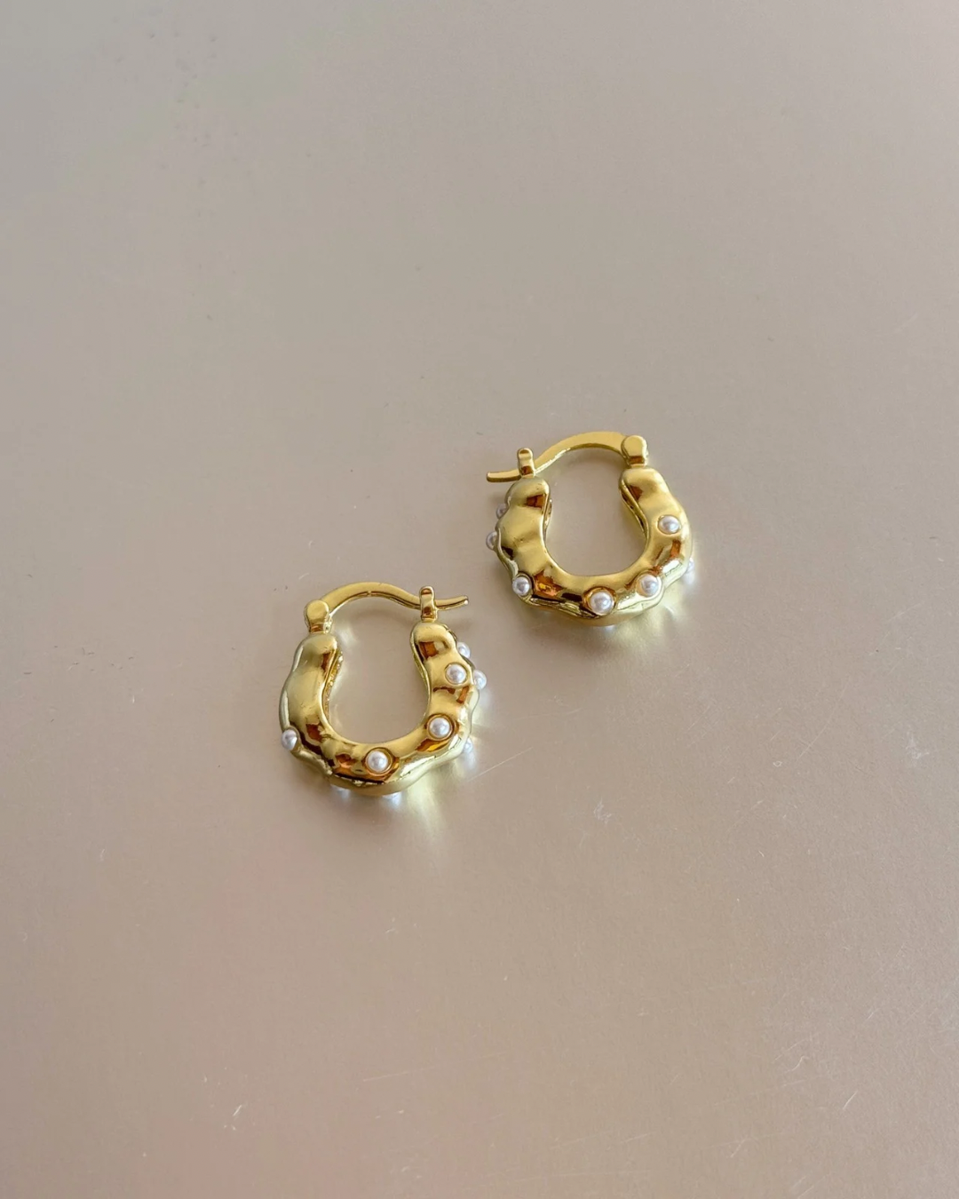 ARGOLLAS DORADA CON MINI PERLITAS