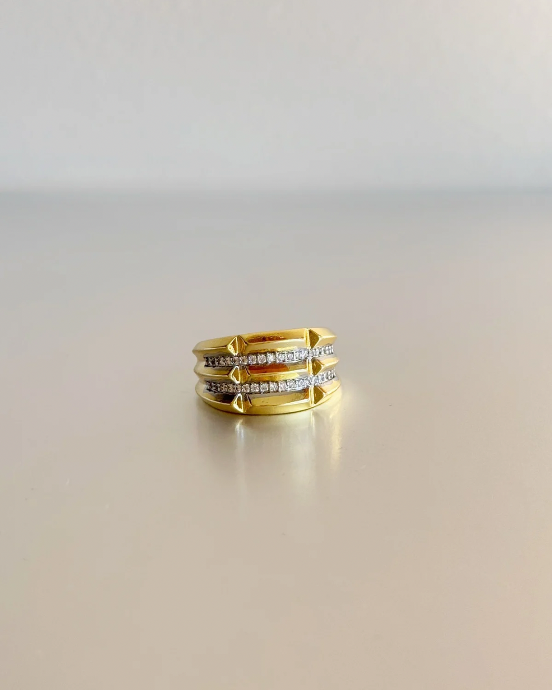 ANILLO DORADO CIRCONES REDONDEADO