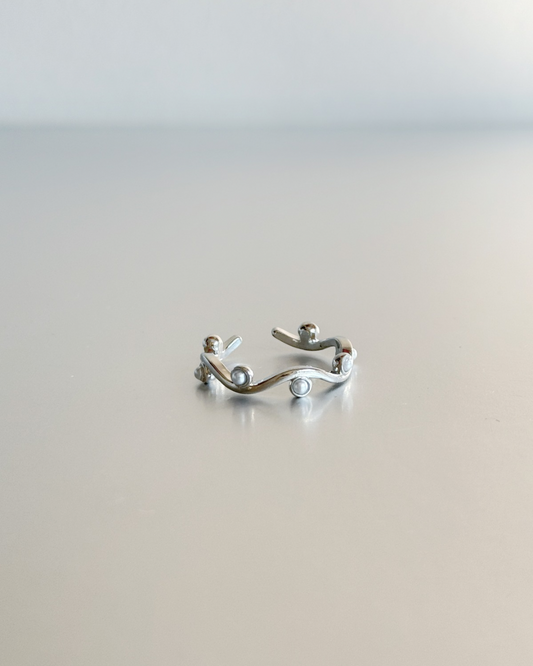 ANILLO PLATEADO ONDULADO PERLA