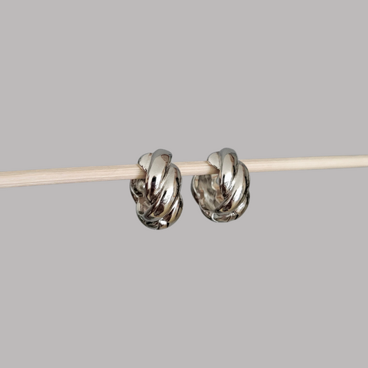 ARGOLLAS ENTRELAZADAS PLATEADAS