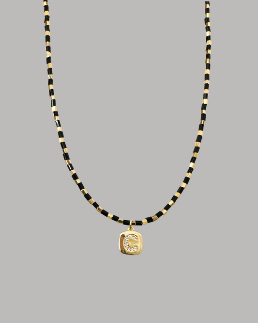 COLLAR NEGRO CON INICIAL