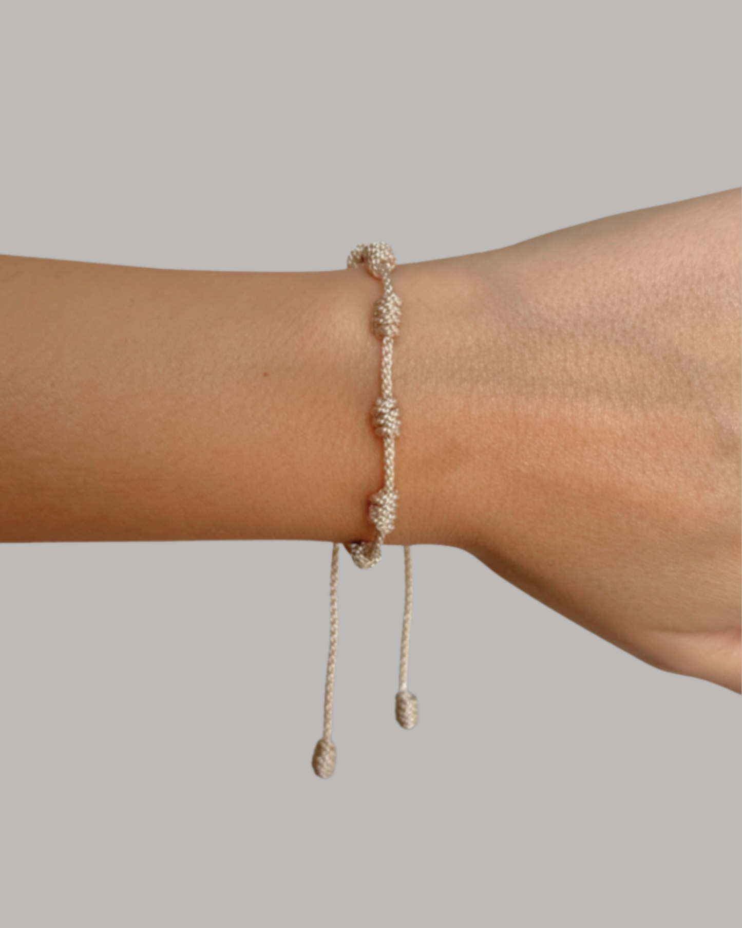 PULSERA SIETE NUDOS BEIGE