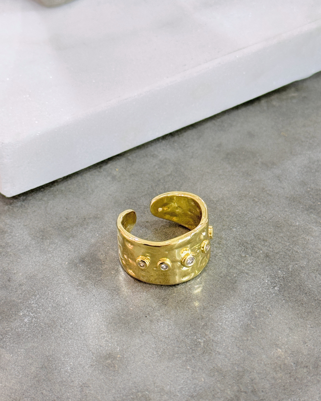 ANILLO DORADO LISO CON CIRCONES