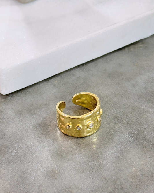 ANILLO DORADO LISO CON CIRCONES