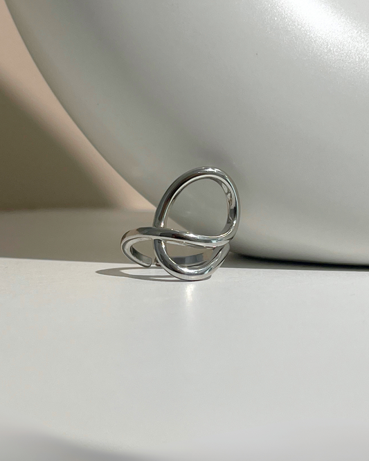 ANILLO PLATEADO LÍNEA CURVA