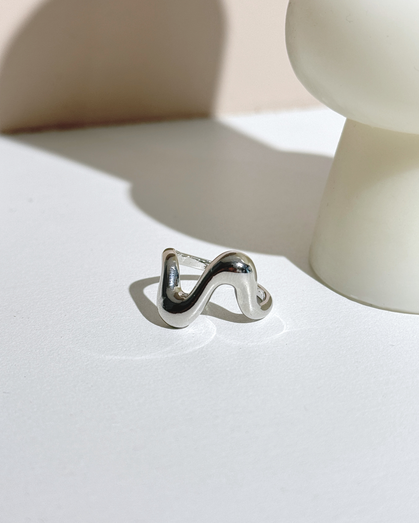 ANILLO ONDULADO PLATEADO
