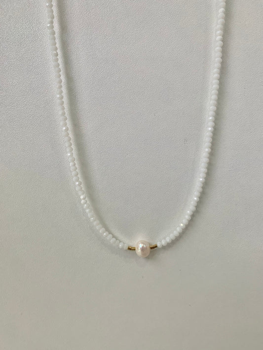 COLLAR DE CRISTALES BLANCO Y PERLA