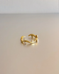 ANILLO DORADO ONDULADO PERLA
