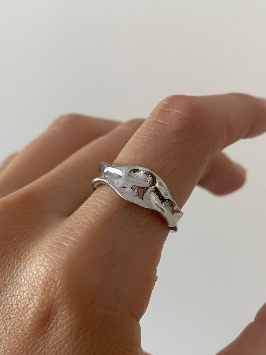 ANILLO IRREGULAR PLATEADO